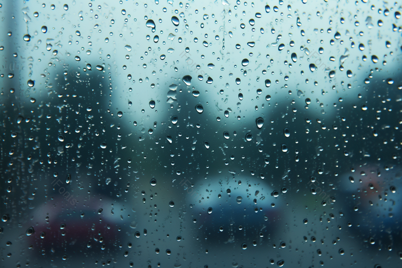 玻璃上的水珠清明时节雨天清新的空气水珠雨珠迎面扑来蓝色系背景自然风景摄影背景,高清,摄影图,摄影图片,图片大全,摄影图免费下载